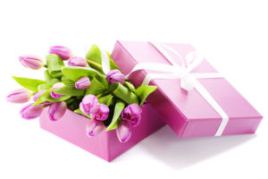 Geschenk mit Blumen